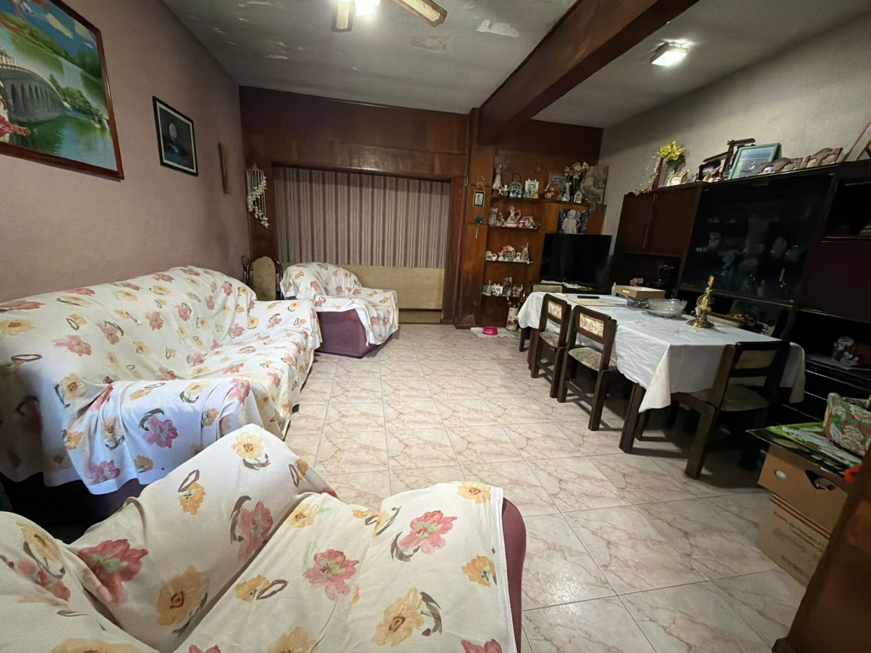 Se Vende Casa Cuatro ambientes, cochera doble (Lomas del Mirador)
