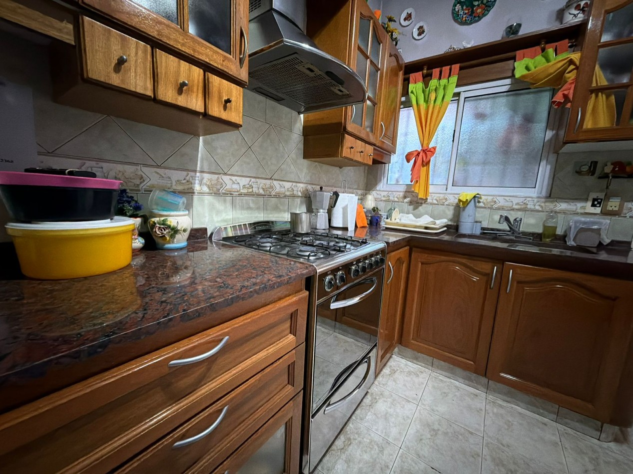 Se Vende Casa Cuatro ambientes, cochera doble (Lomas del Mirador)