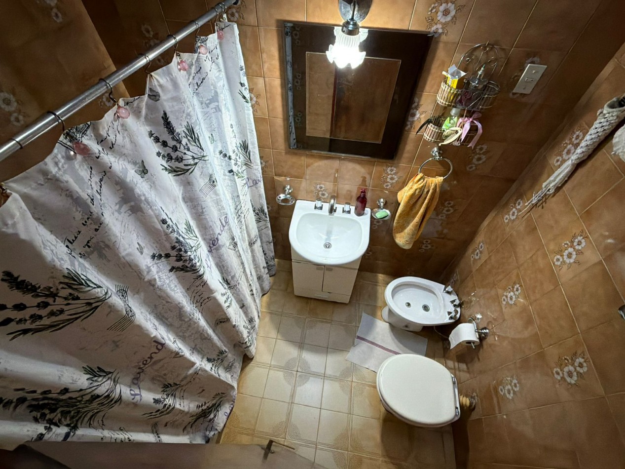 Se Vende Casa Cuatro ambientes, cochera doble (Lomas del Mirador)