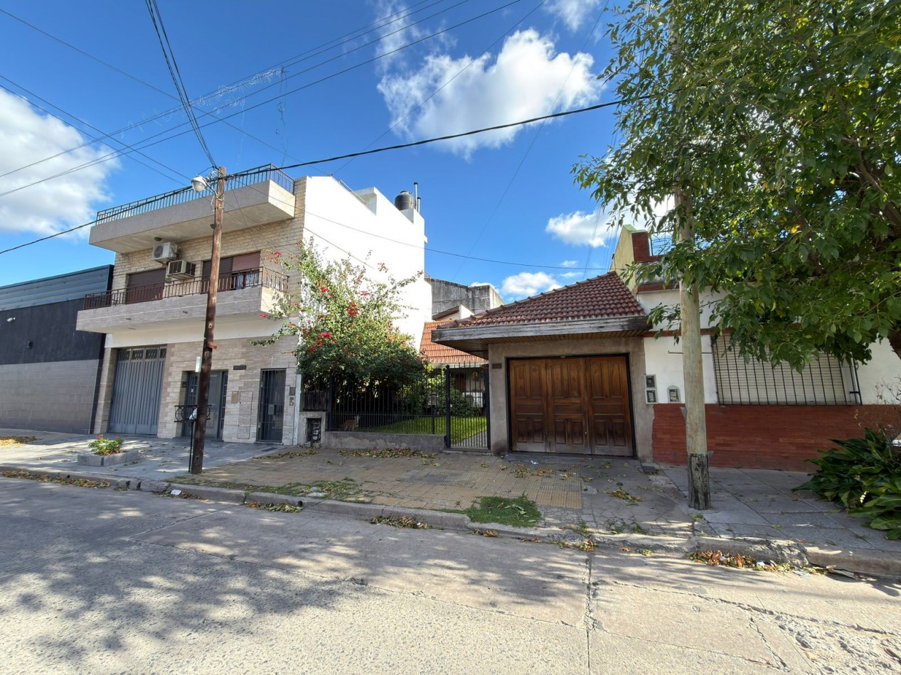Se Vende Casa Cuatro ambientes, cochera doble (Lomas del Mirador)