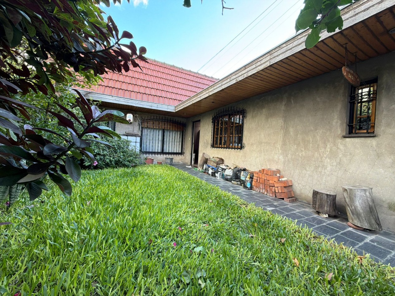 Se Vende Casa Cuatro ambientes, cochera doble (Lomas del Mirador)