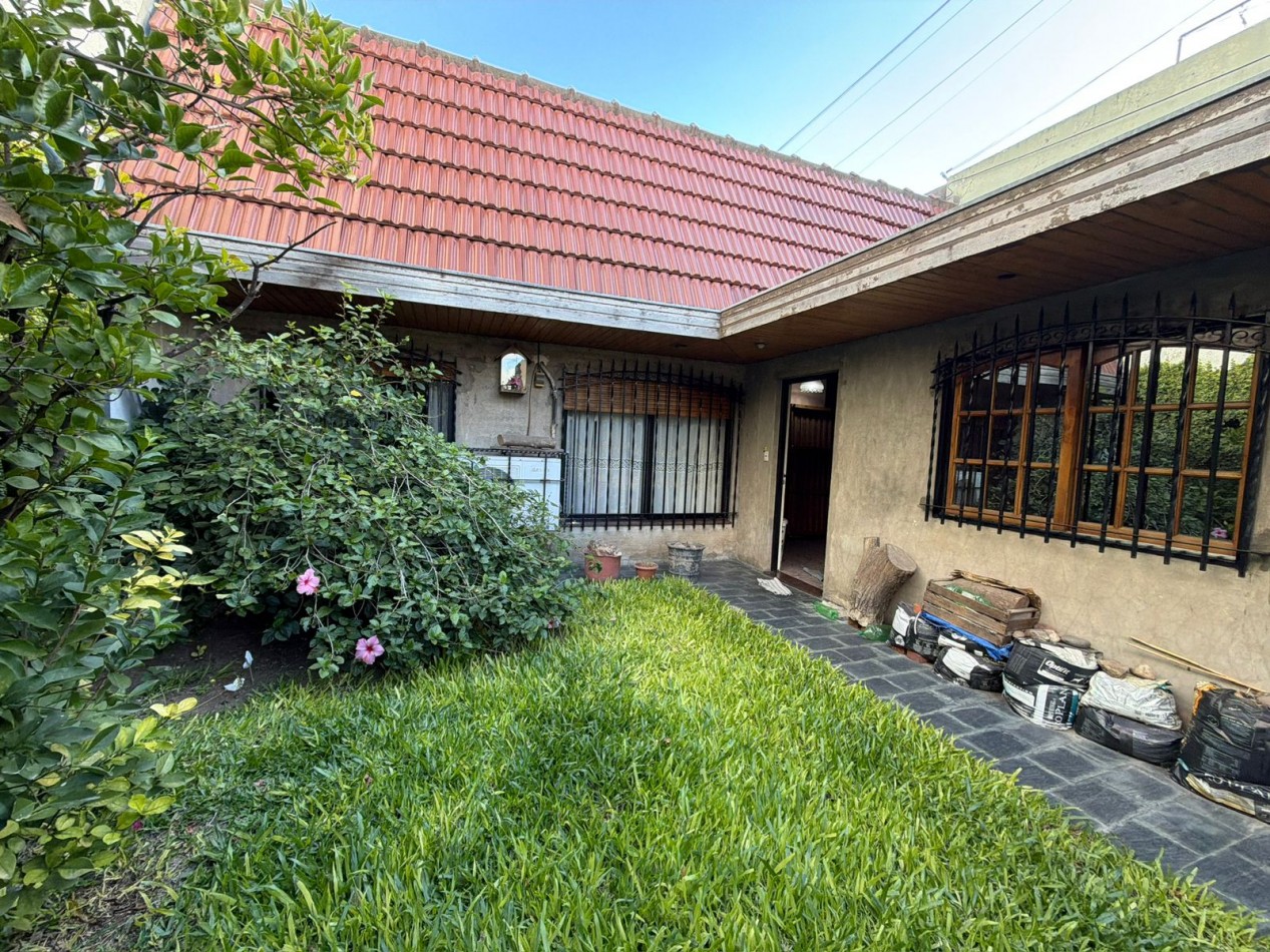 Se Vende Casa Cuatro ambientes, cochera doble (Lomas del Mirador)