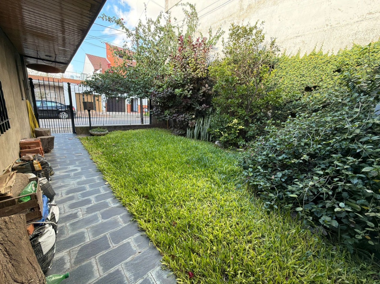 Se Vende Casa Cuatro ambientes, cochera doble (Lomas del Mirador)