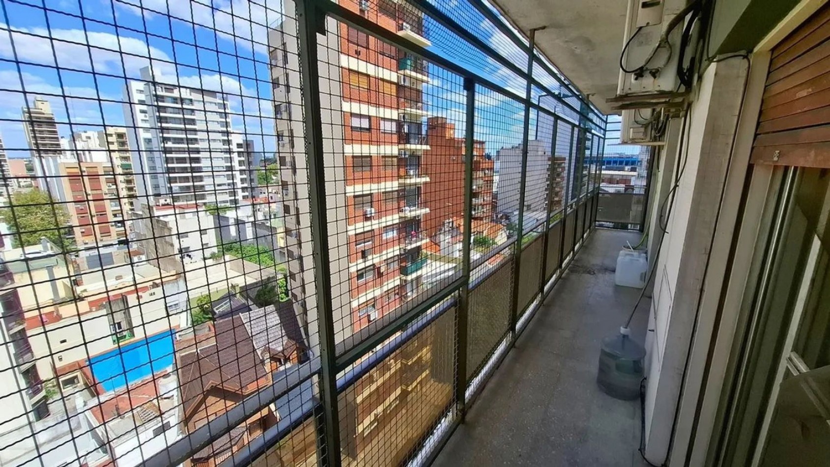 VENTA piso de 4 ambientes c/dependencia, avellaneda, balcon, espacio guardacoche, apto credito