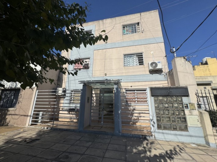 Se alquila departamento dos ambientes (moron)