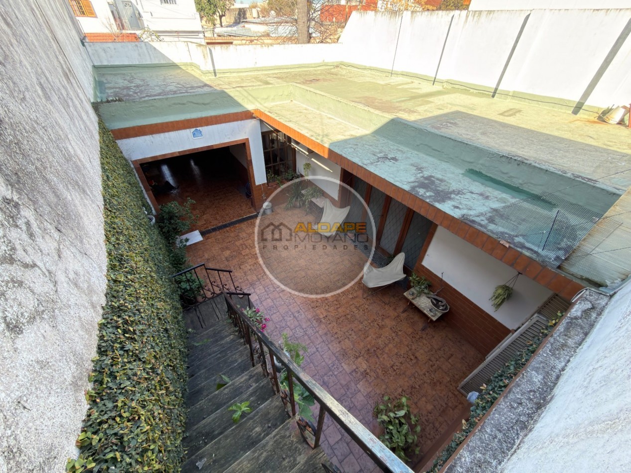 Se Vende Casa Cuatro ambientes, con cochera, Quincho (Villa Lugano)