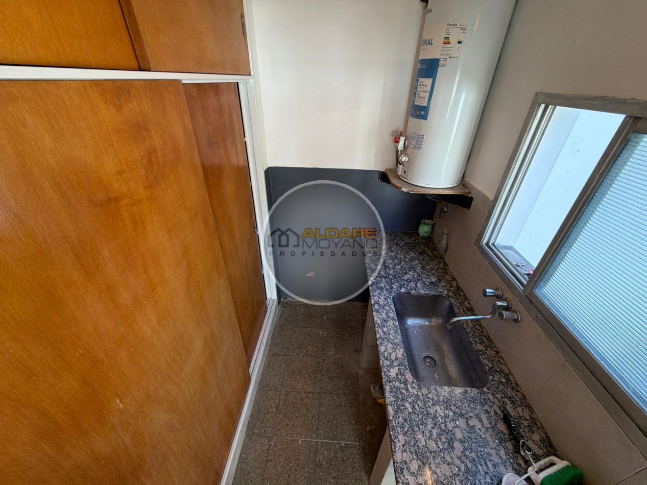 Se Vende Casa Cuatro ambientes, cochera doble, quincho (Banfield)