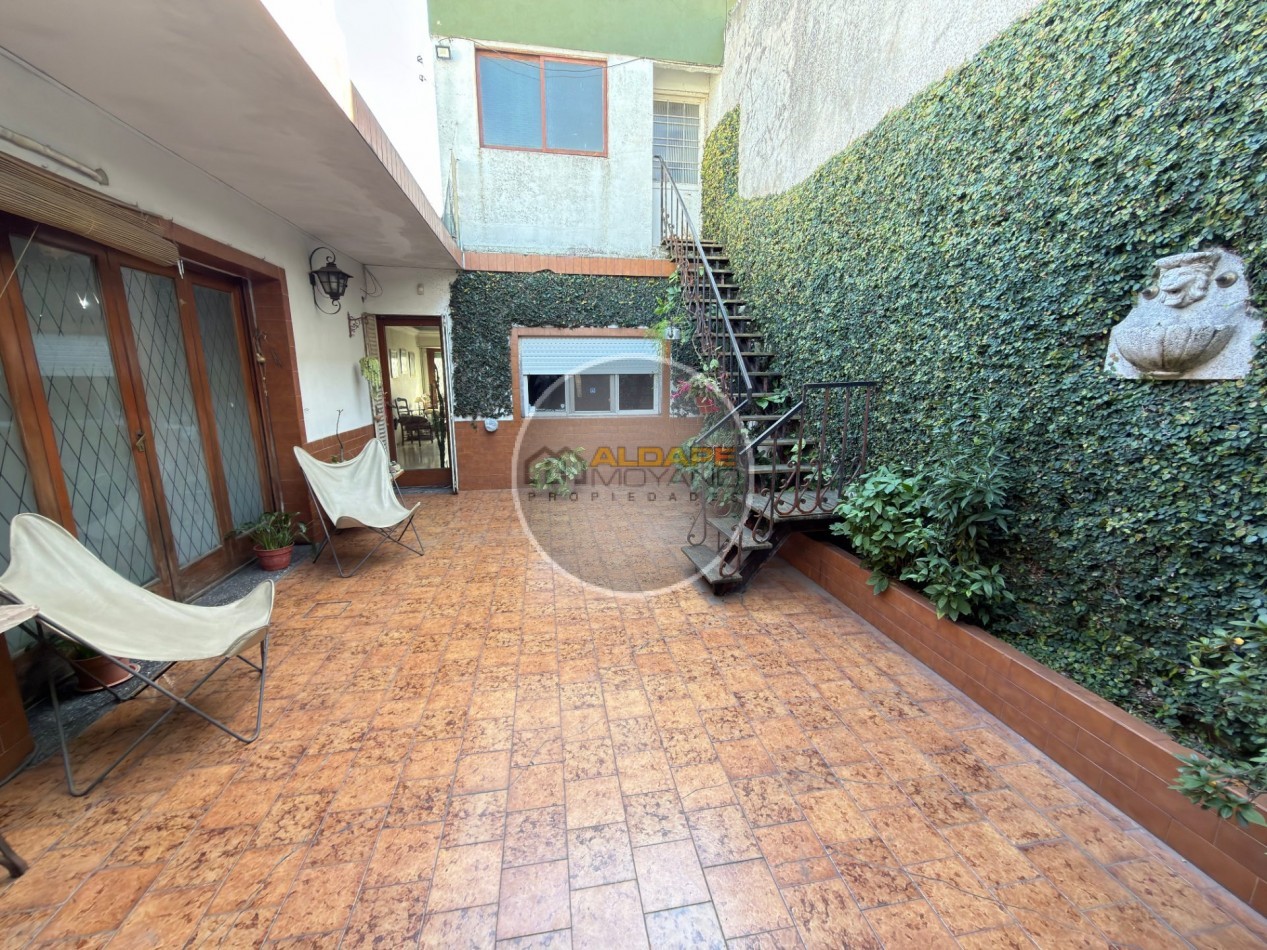Se Vende Casa Cuatro ambientes, con cochera, Quincho (Villa Lugano)