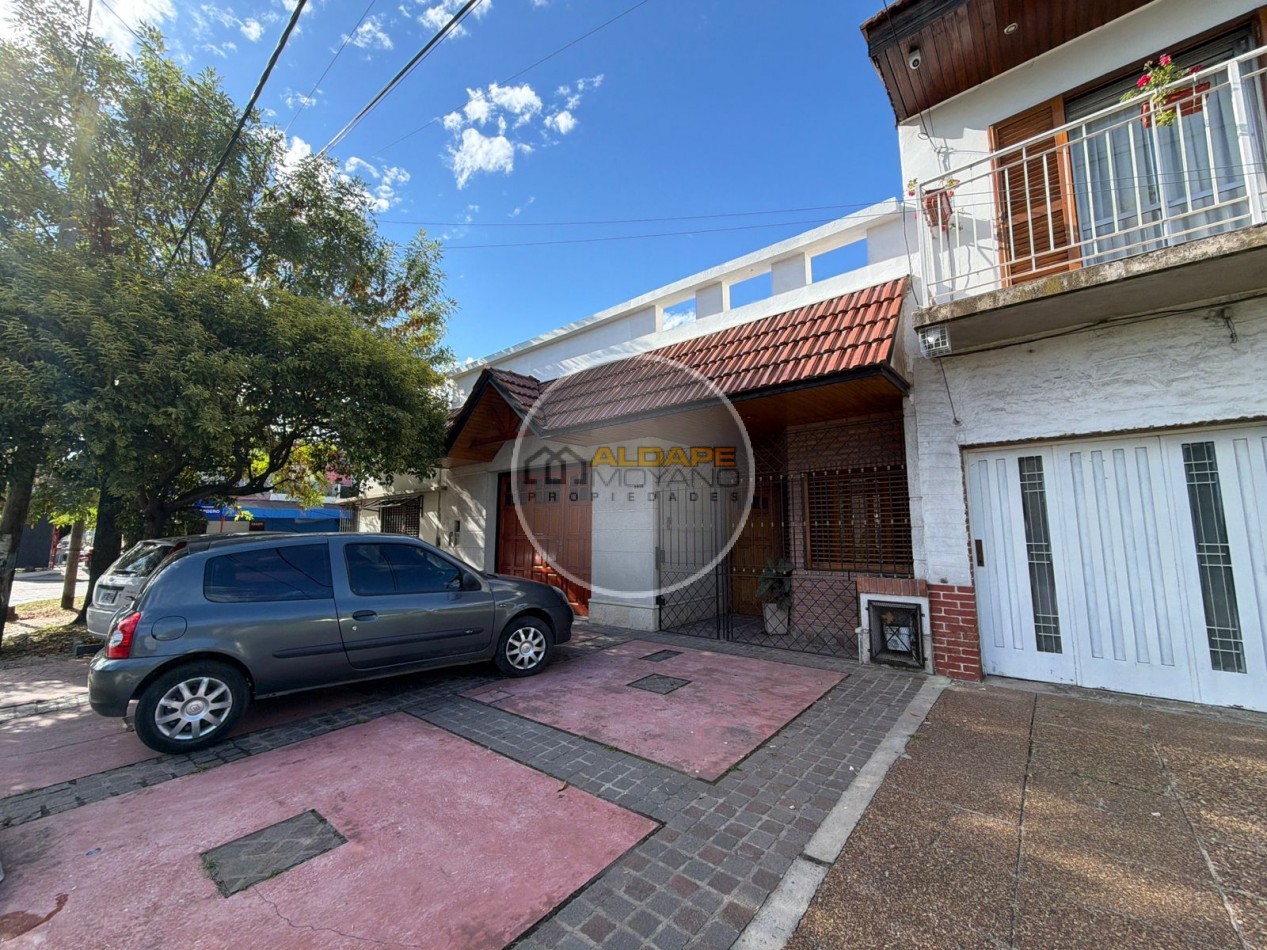 Se Vende Casa Cuatro ambientes, cochera doble, quincho (Banfield)