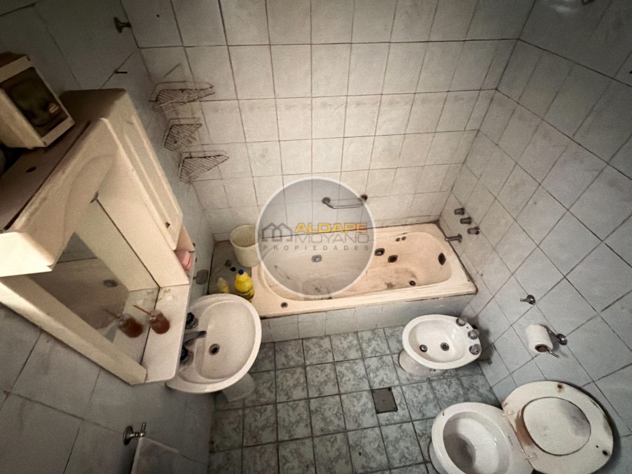Se Vende Casa tres amb, cochera doble, A Reciclar!! (Ciudadela)