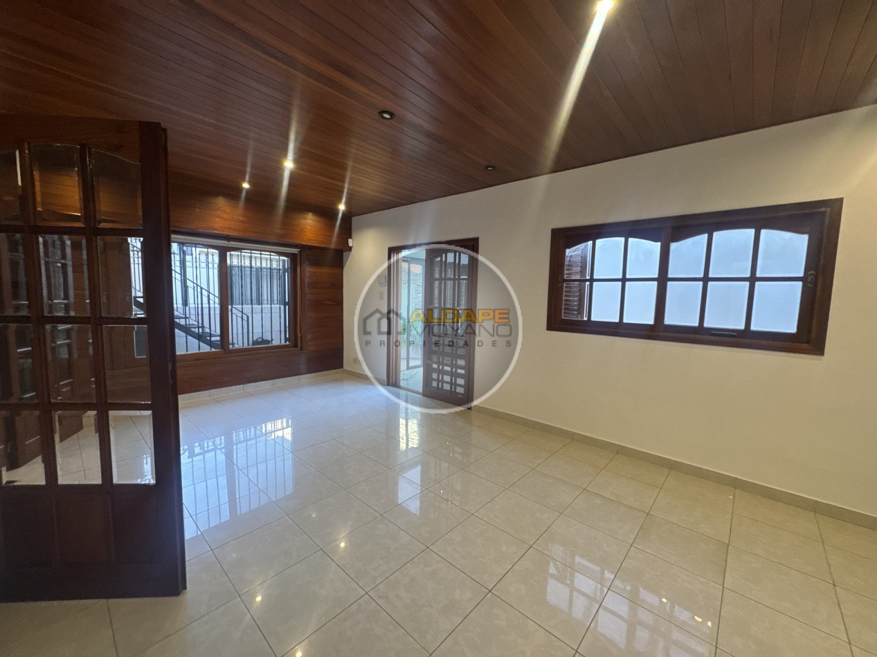 Se Vende PH entrada independiente, cuatro ambientes, cochera cubierta, Quincho, Excelente! (La Tablada)