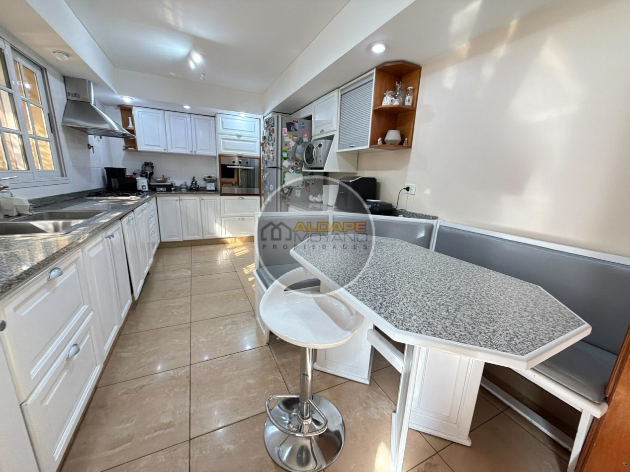 Se Vende Casa, cuatro amb, cochera doble, piscina (Monte Grande)
