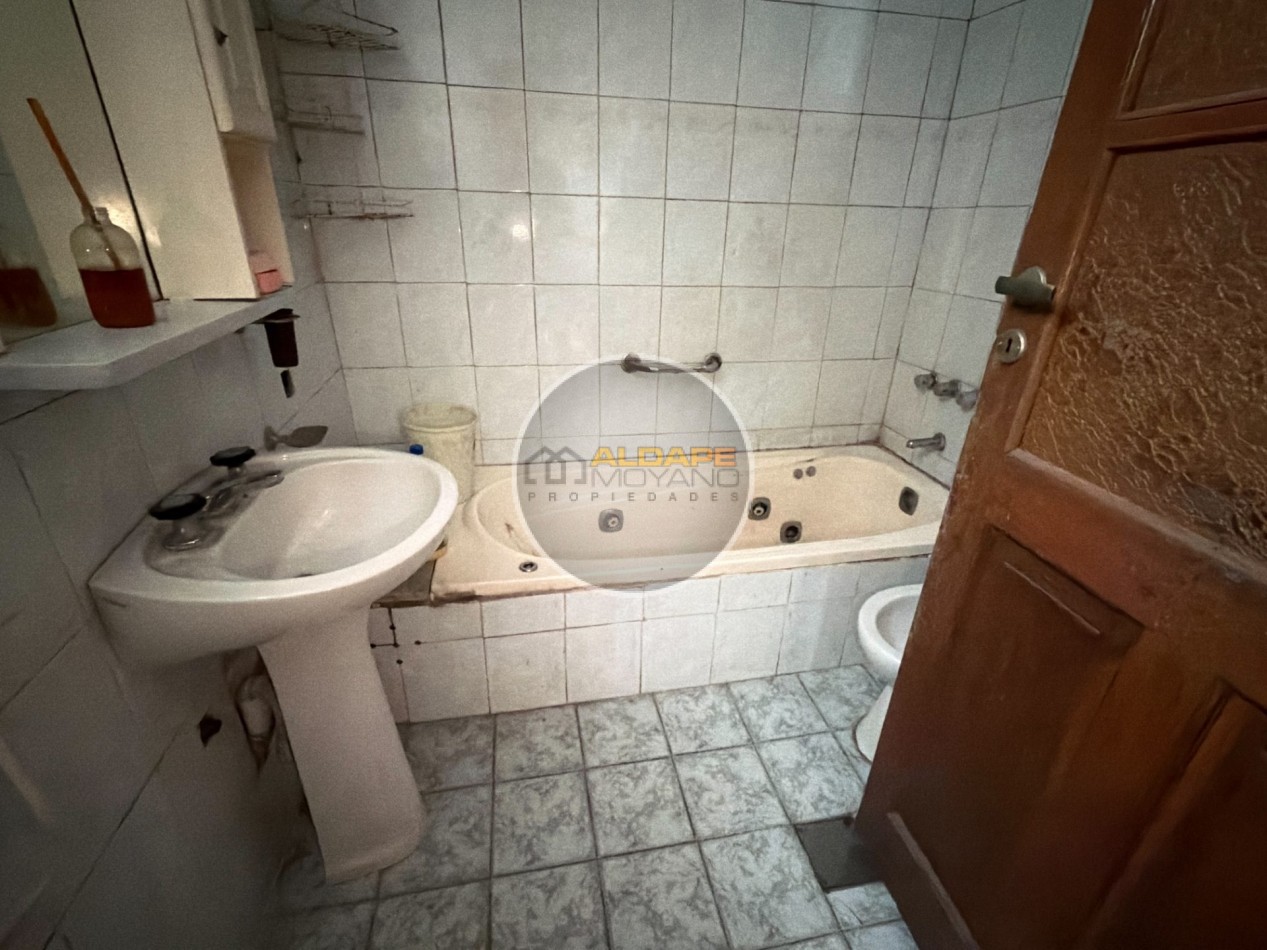 Se Vende Casa tres amb, cochera doble, A Reciclar!! (Ciudadela)