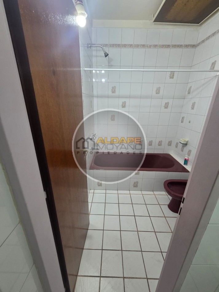 En Venta Casa seis ambientes, cochera triple, Quincho -Excelente estado!! (Villa Lugano)