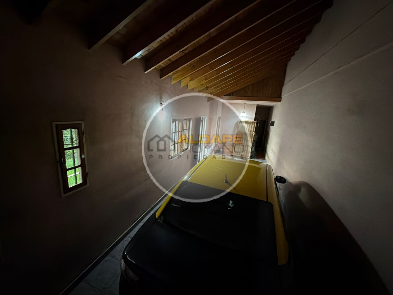 Se Vende Casa Cuatro ambientes, cochera doble (Lomas del Mirador)