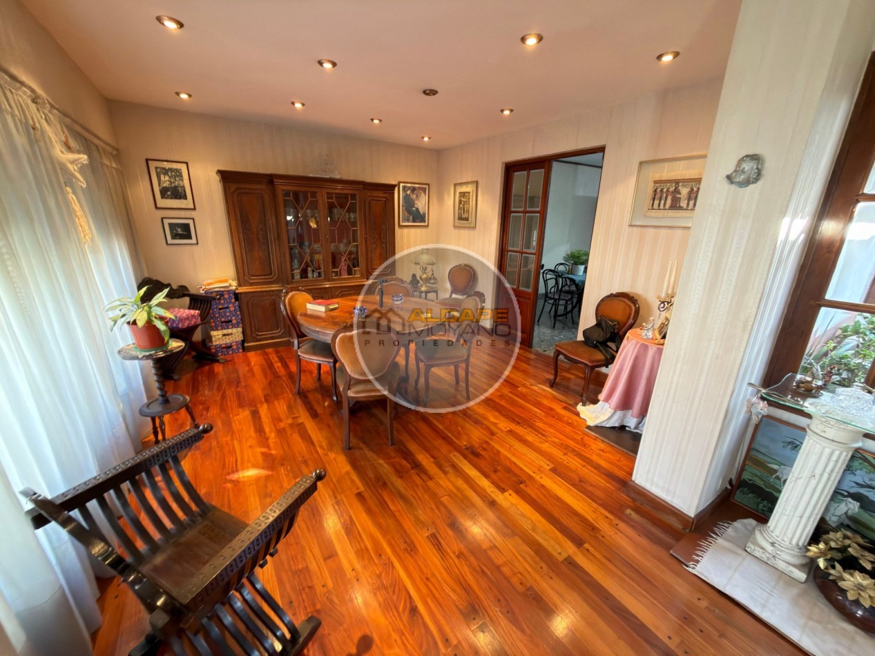 Se Vende Casa Cuatro ambientes, con cochera, Quincho (Villa Lugano)