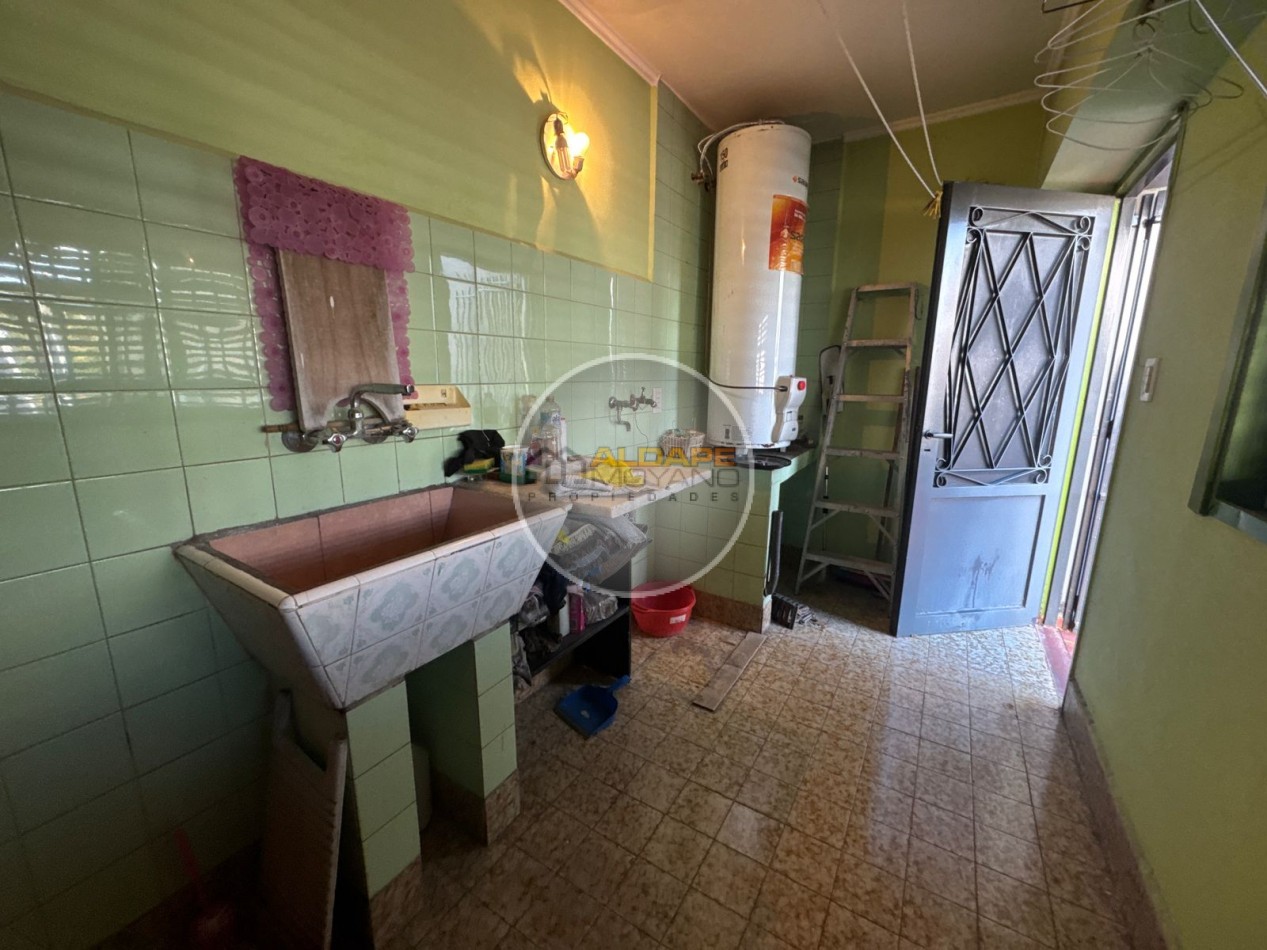 En Venta Casa seis ambientes, cochera triple, Quincho -Excelente estado!! (Villa Lugano)