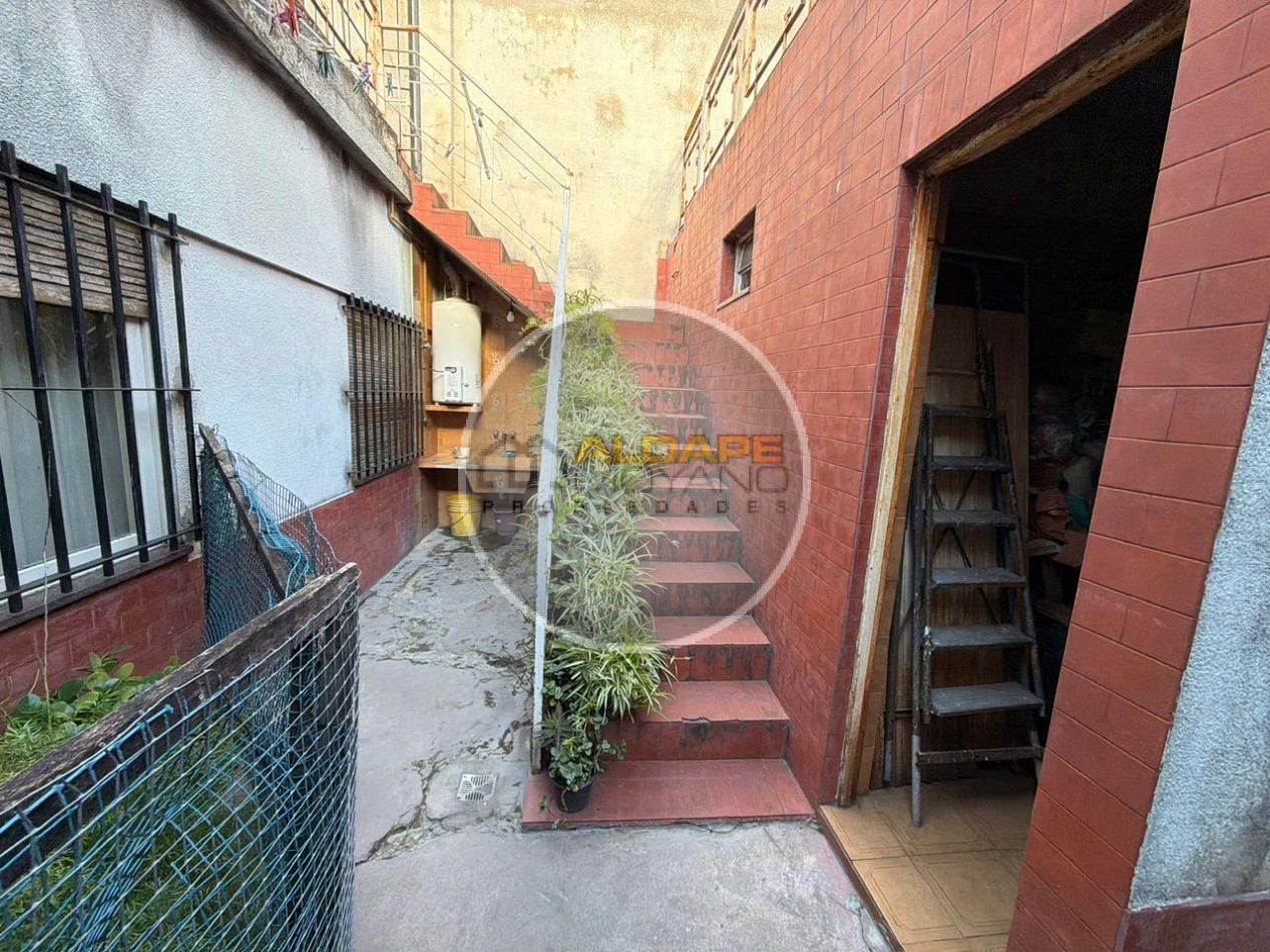 Se Vende Casa Cuatro ambientes, cochera doble (Lomas del Mirador)