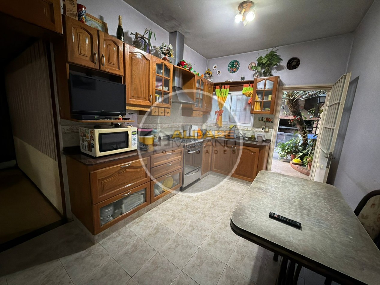 Se Vende Casa Cuatro ambientes, cochera doble (Lomas del Mirador)