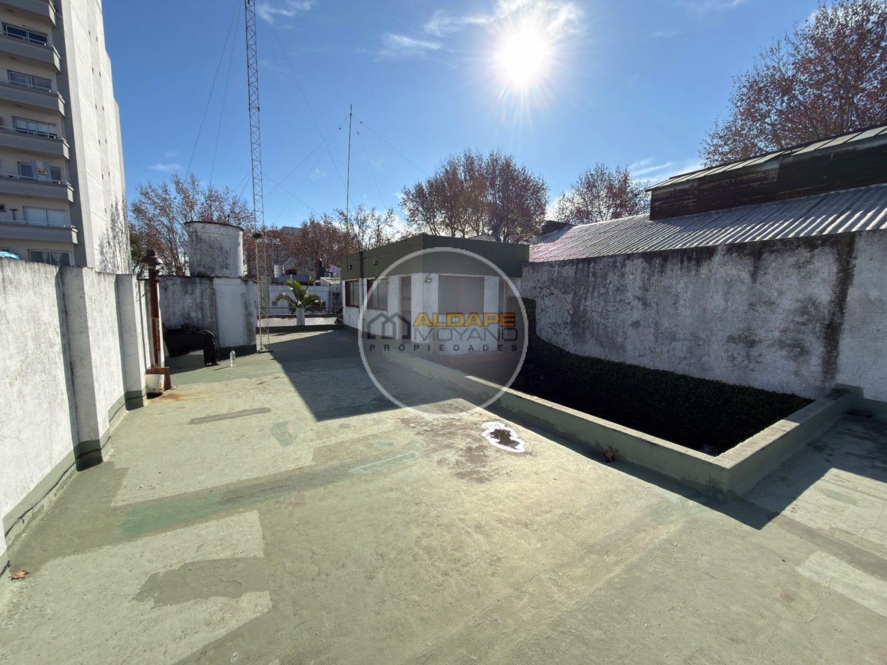 Se Vende Casa Cuatro ambientes, con cochera, Quincho (Villa Lugano)