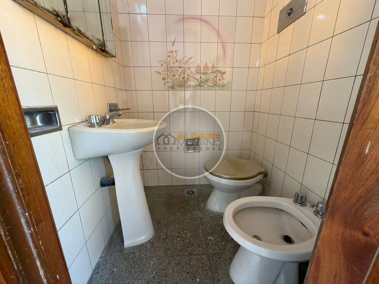 Se Vende Casa Cuatro ambientes, cochera doble, quincho (Banfield)