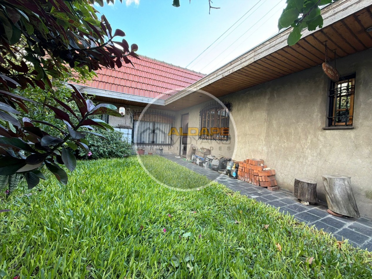 Se Vende Casa Cuatro ambientes, cochera doble (Lomas del Mirador)