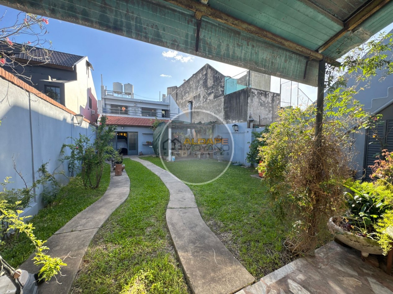 En Venta Casa seis ambientes, cochera triple, Quincho -Excelente estado!! (Villa Lugano)