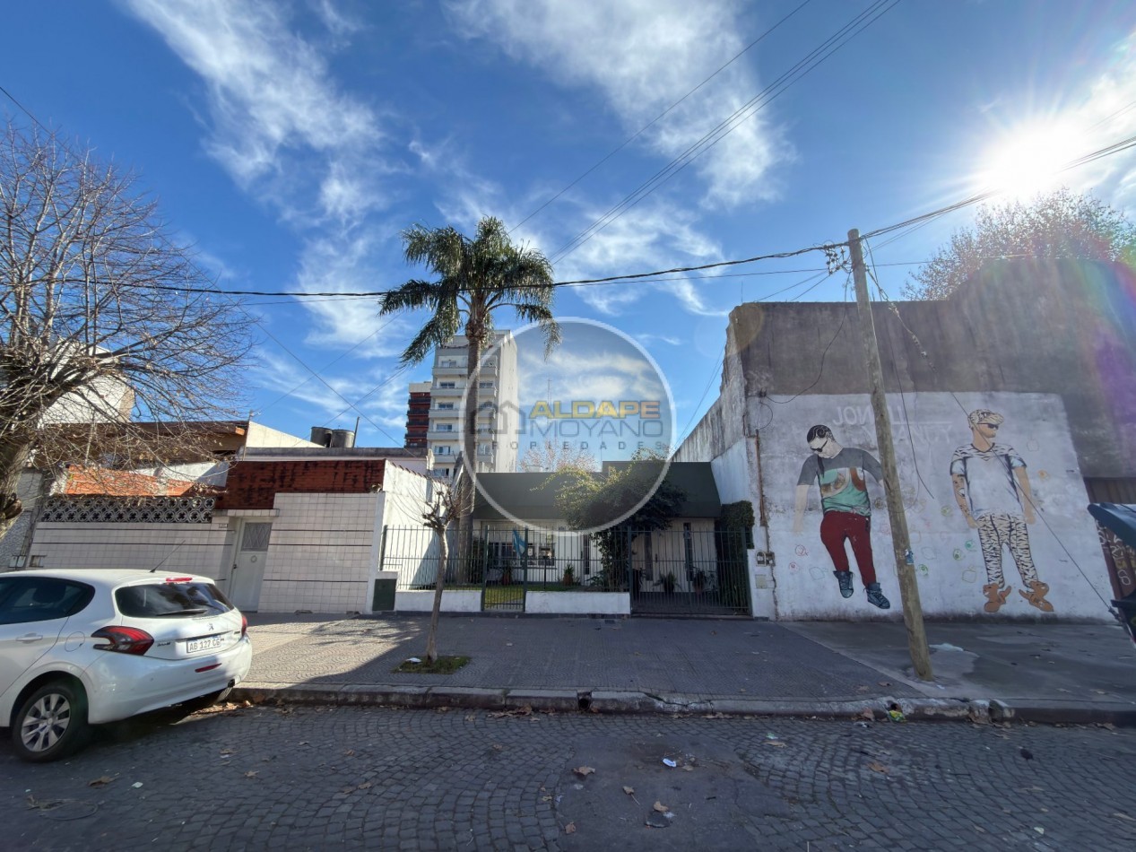 Se Vende Casa Cuatro ambientes, con cochera, Quincho (Villa Lugano)