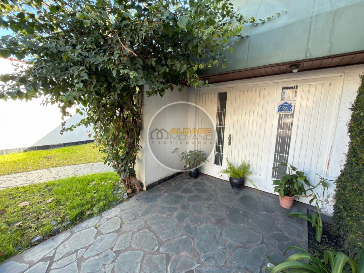 Se Vende Casa Cuatro ambientes, con cochera, Quincho (Villa Lugano)