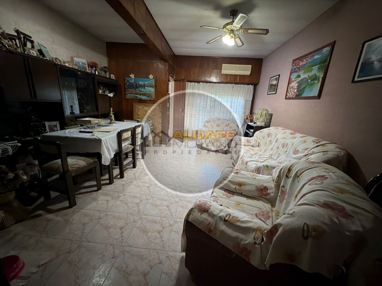 Se Vende Casa Cuatro ambientes, cochera doble (Lomas del Mirador)