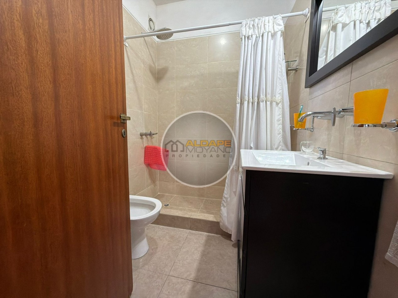 Se vende casa lote propio, cuatro ambientes, con cochera (Liniers)