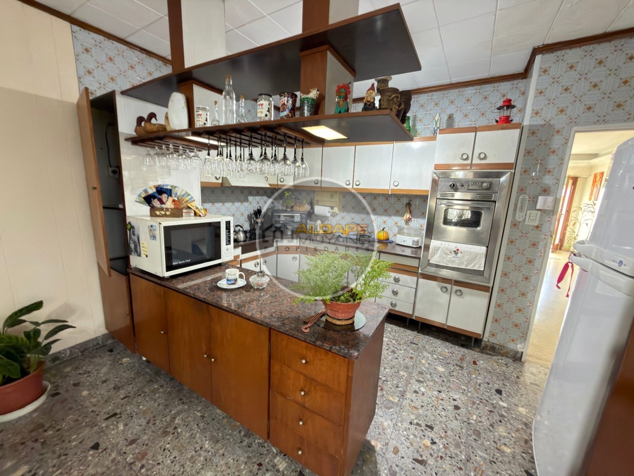 Se Vende Casa Cuatro ambientes, con cochera, Quincho (Villa Lugano)