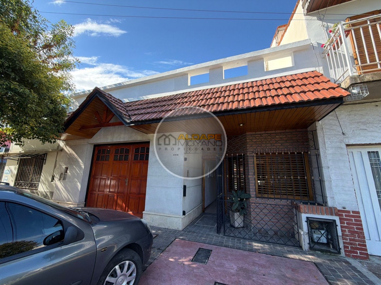 Se Vende Casa Cuatro ambientes, cochera doble, quincho (Banfield)