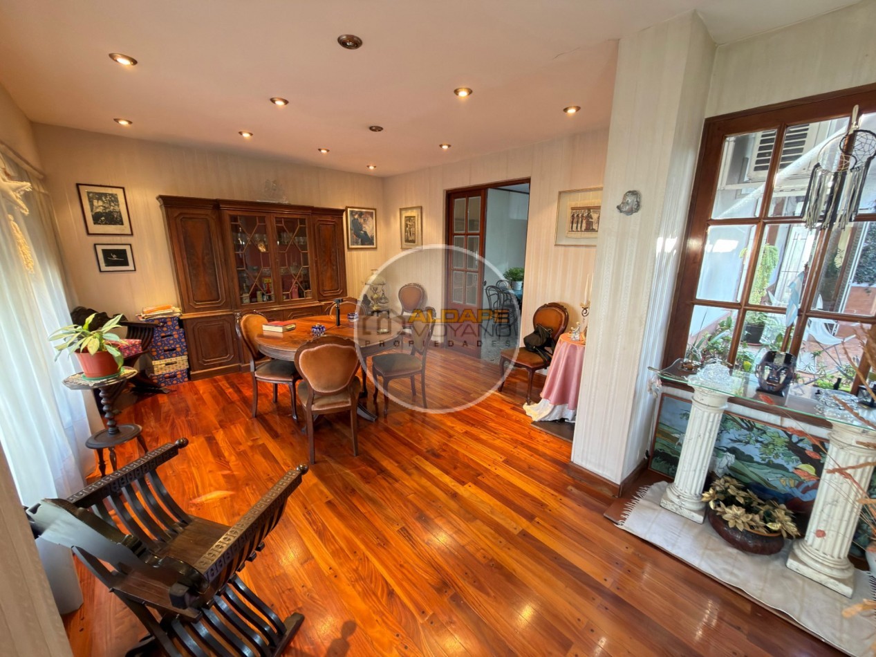 Se Vende Casa Cuatro ambientes, con cochera, Quincho (Villa Lugano)