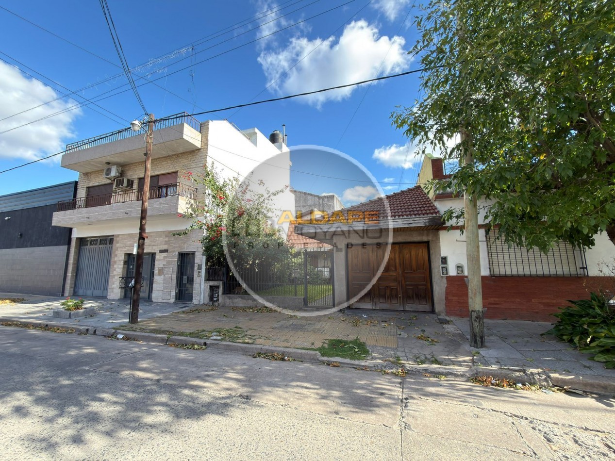 Se Vende Casa Cuatro ambientes, cochera doble (Lomas del Mirador)