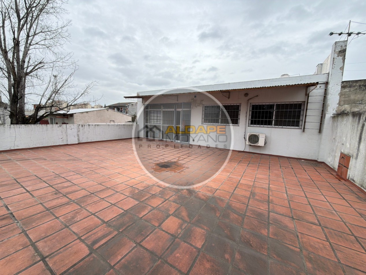 Se alquila Galpon con oficinas (ex imprenta) Parque Avellaneda