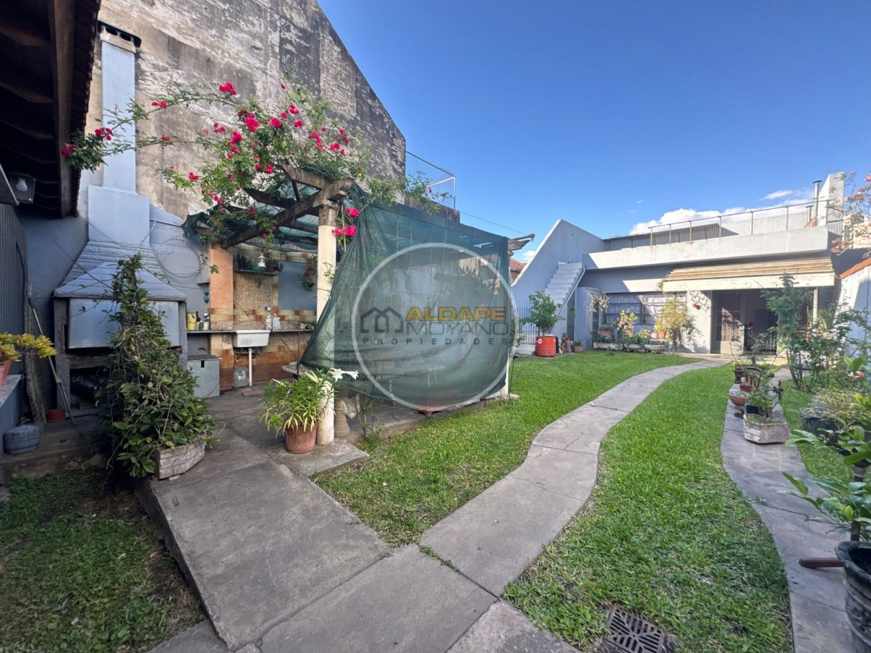 En Venta Casa seis ambientes, cochera triple, Quincho -Excelente estado!! (Villa Lugano)