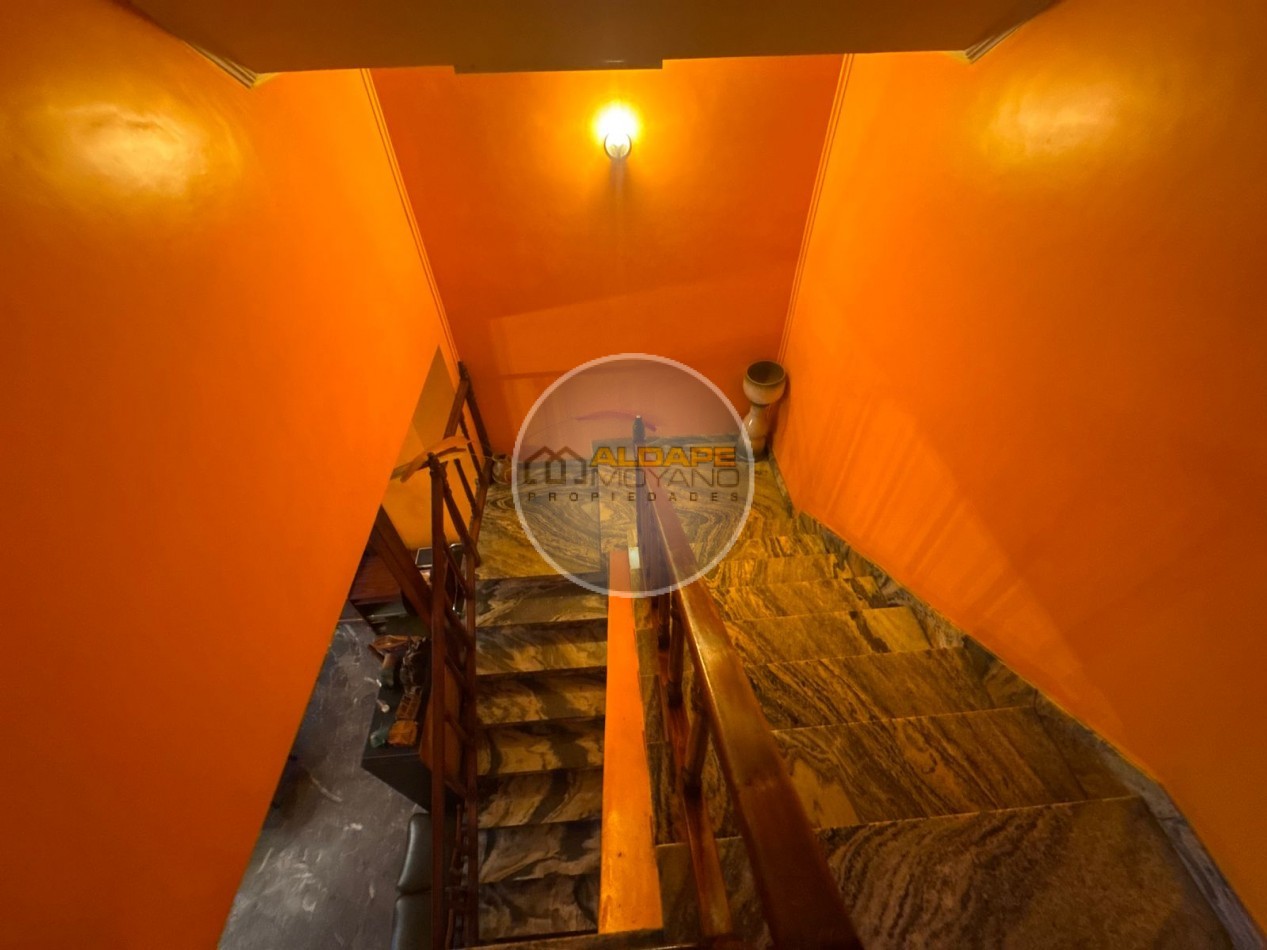 En Venta Casa seis ambientes, cochera triple, Quincho -Excelente estado!! (Villa Lugano)