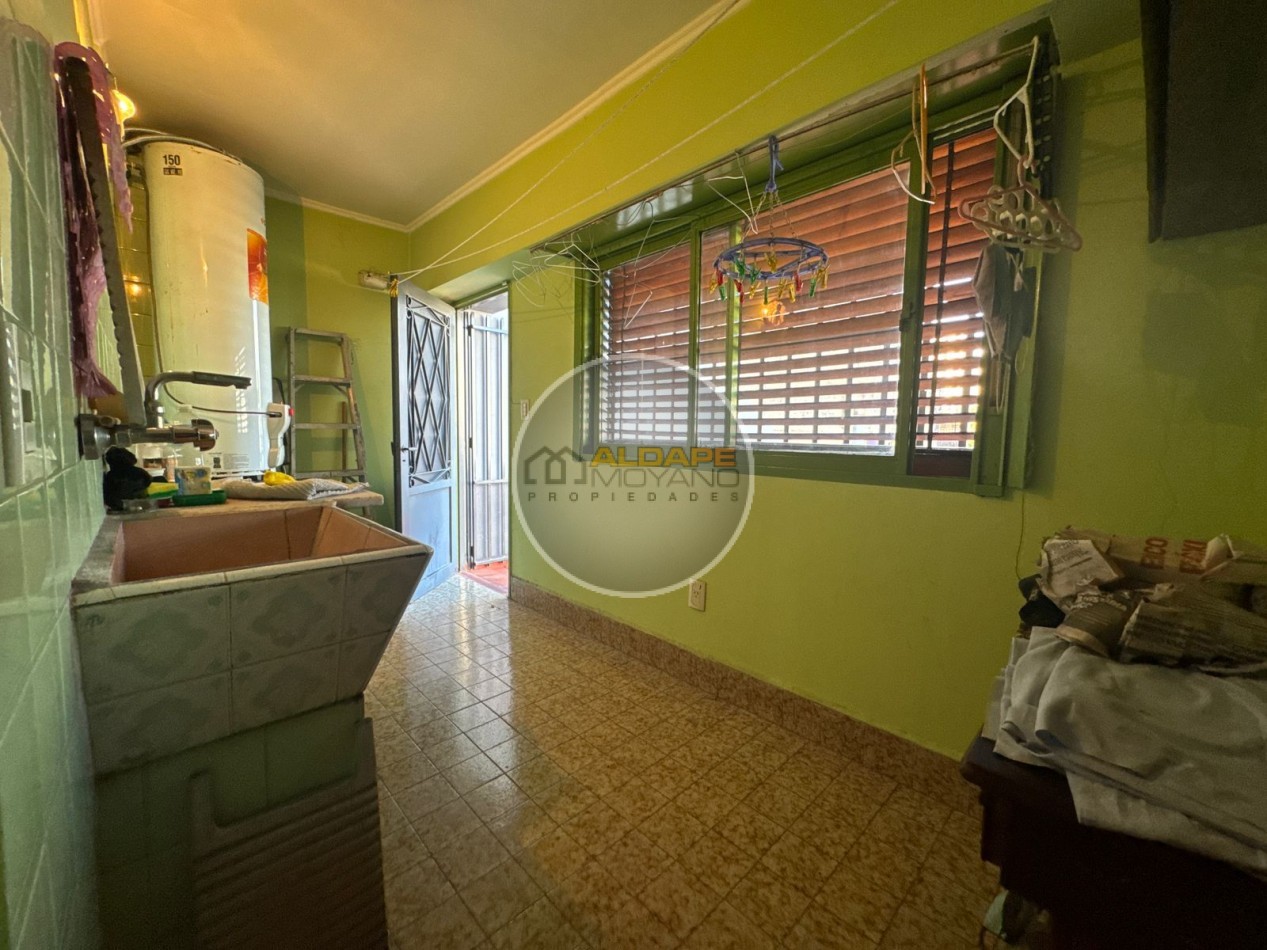 En Venta Casa seis ambientes, cochera triple, Quincho -Excelente estado!! (Villa Lugano)