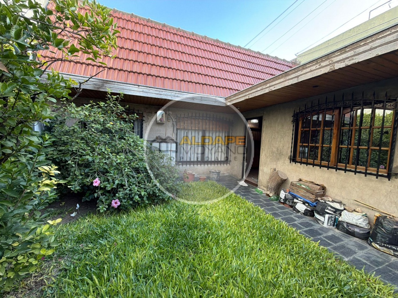 Se Vende Casa Cuatro ambientes, cochera doble (Lomas del Mirador)