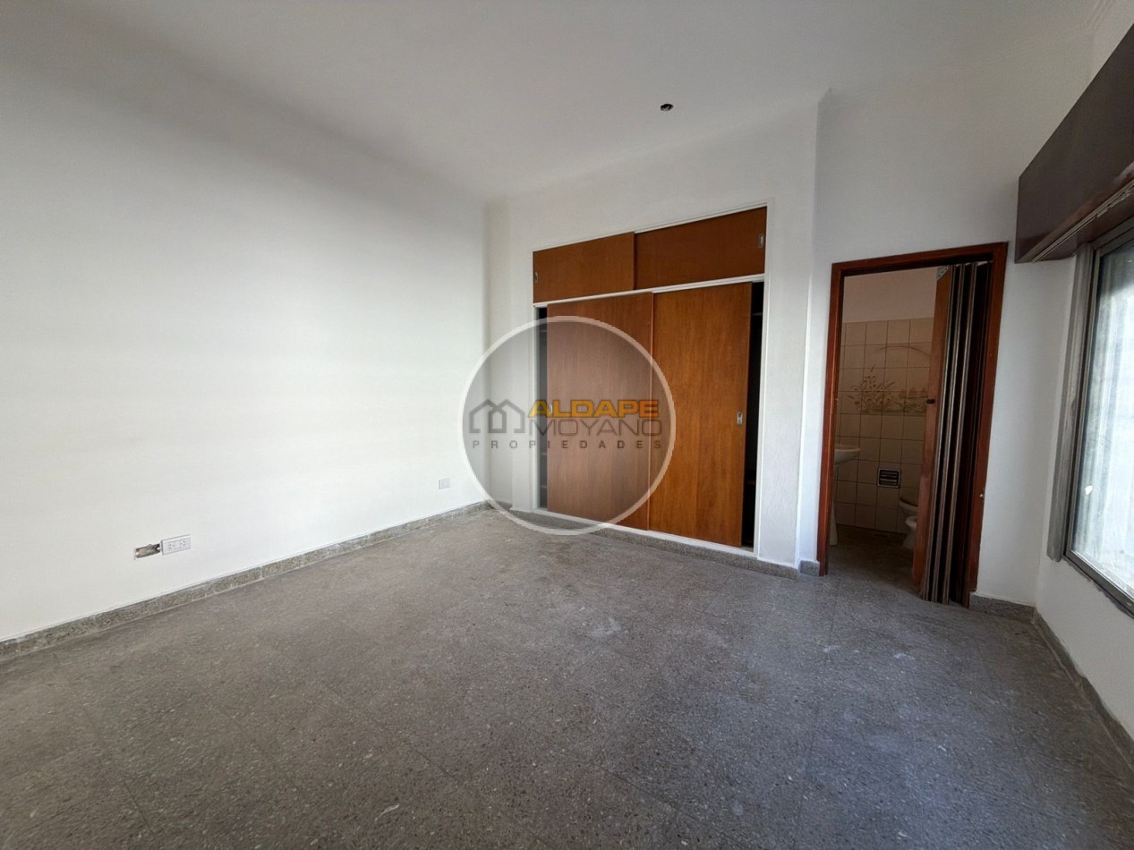 Se Vende Casa Cuatro ambientes, cochera doble, quincho (Banfield)