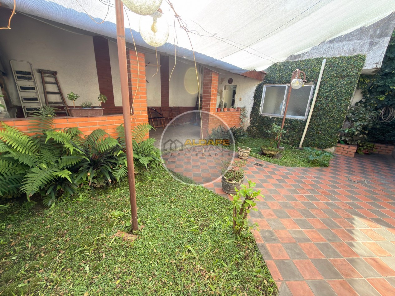 Se Vende Casa Cuatro ambientes, con cochera, Quincho (Villa Lugano)