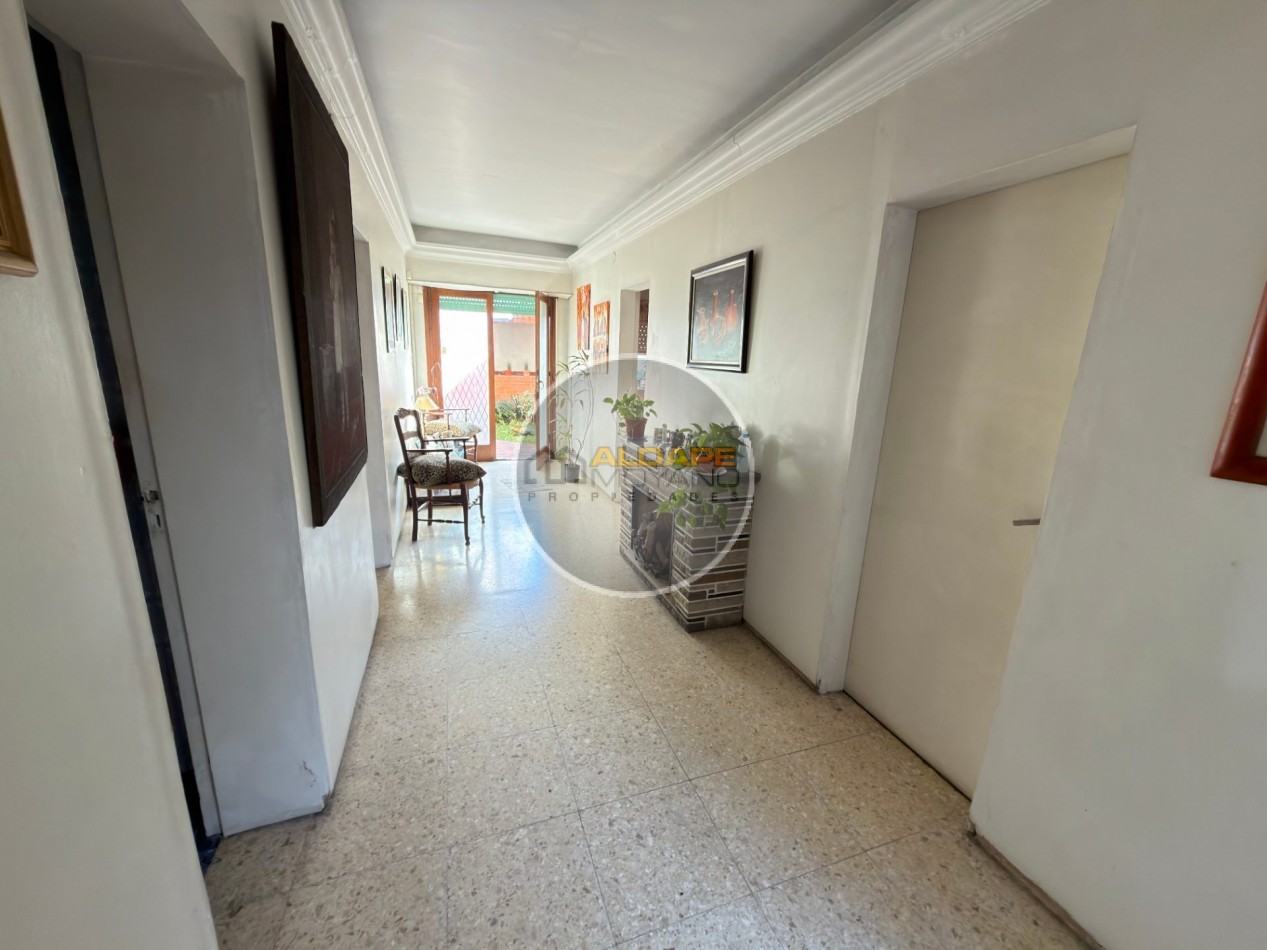 Se Vende Casa Cuatro ambientes, con cochera, Quincho (Villa Lugano)