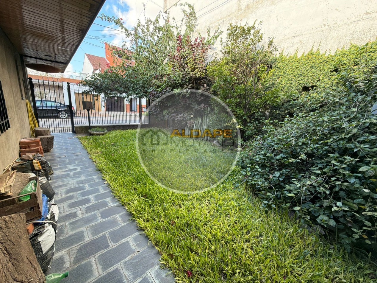 Se Vende Casa Cuatro ambientes, cochera doble (Lomas del Mirador)