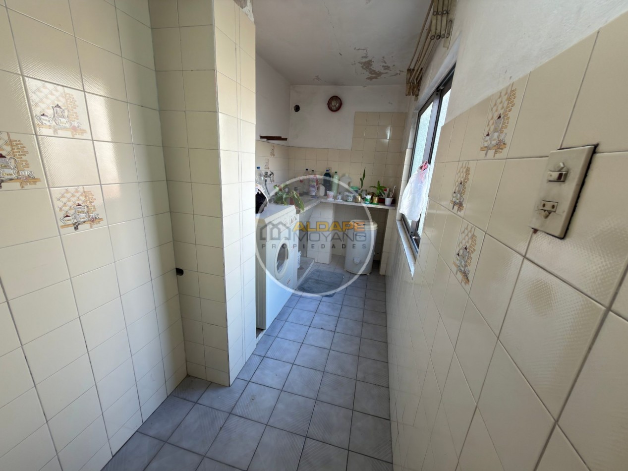 Se Vende Casa Cuatro ambientes, con cochera, Quincho (Villa Lugano)