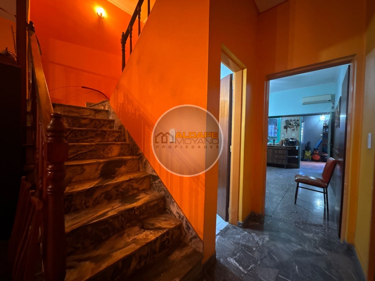 En Venta Casa seis ambientes, cochera triple, Quincho -Excelente estado!! (Villa Lugano)