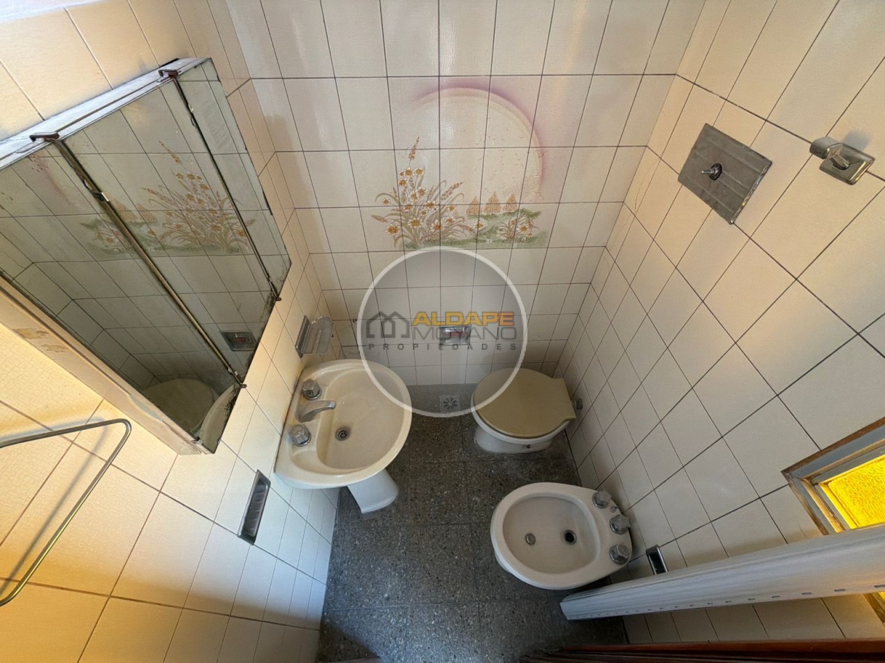 Se Vende Casa Cuatro ambientes, cochera doble, quincho (Banfield)