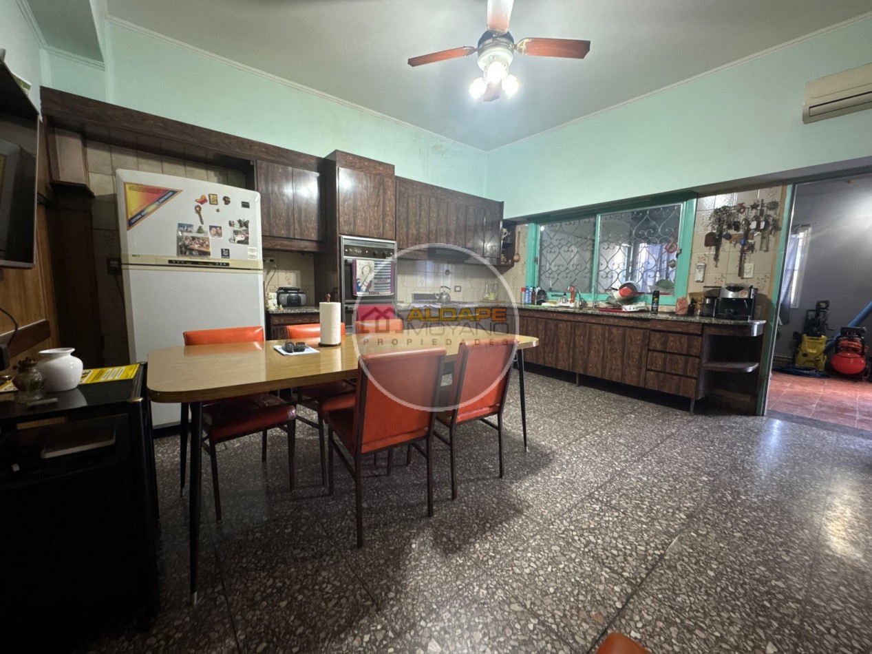 En Venta Casa seis ambientes, cochera triple, Quincho -Excelente estado!! (Villa Lugano)