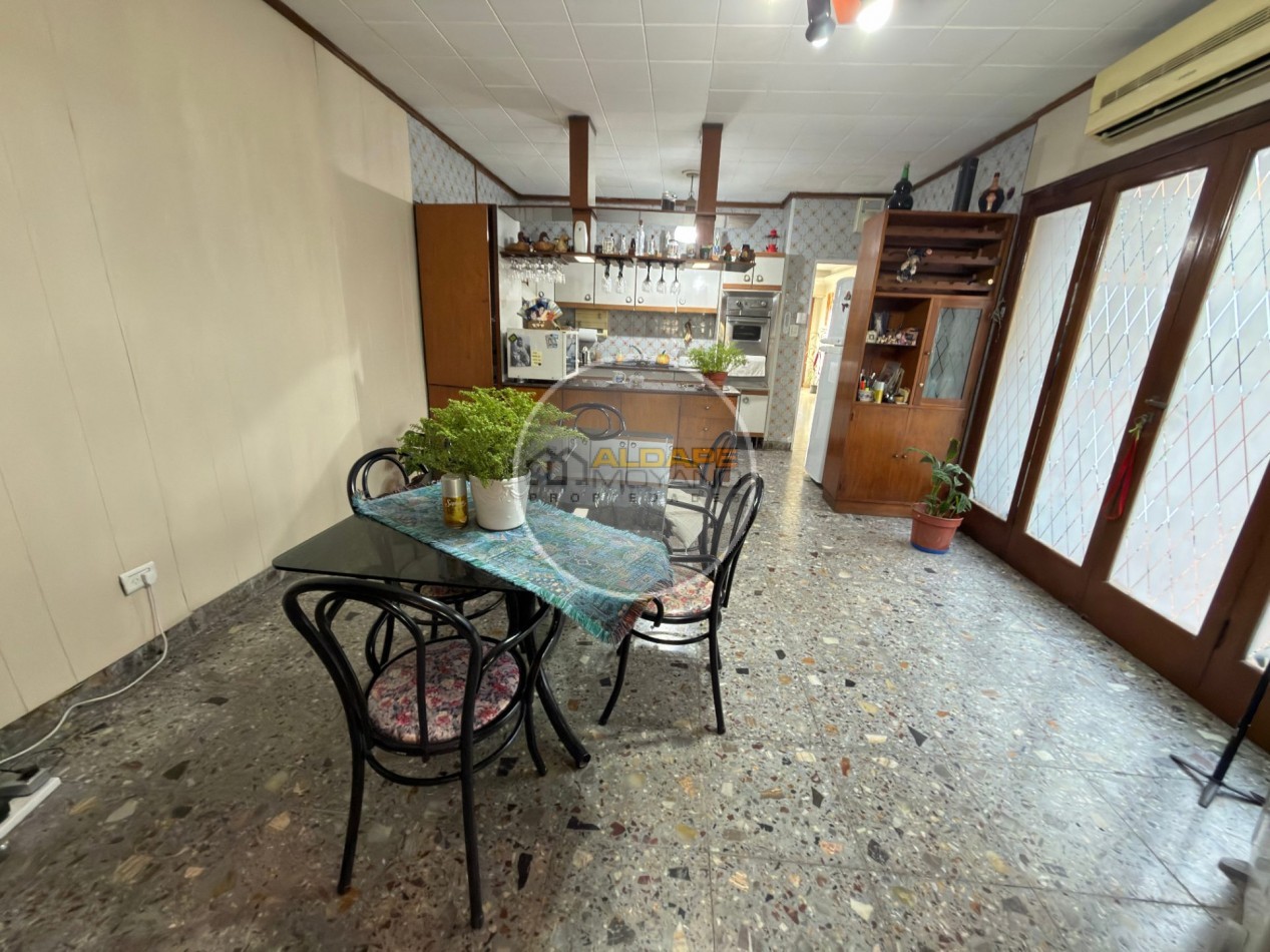 Se Vende Casa Cuatro ambientes, con cochera, Quincho (Villa Lugano)