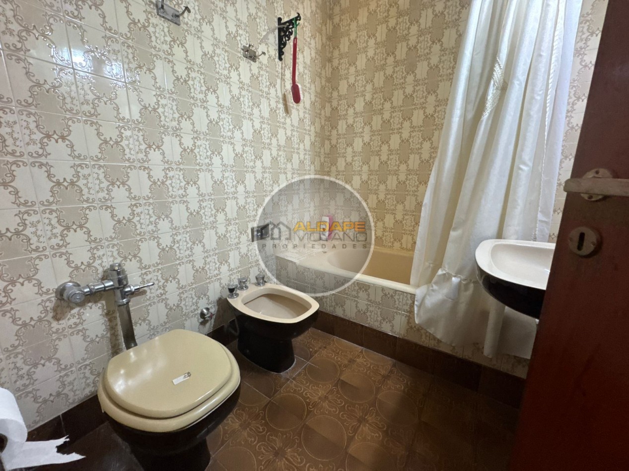 En Venta Casa seis ambientes, cochera triple, Quincho -Excelente estado!! (Villa Lugano)